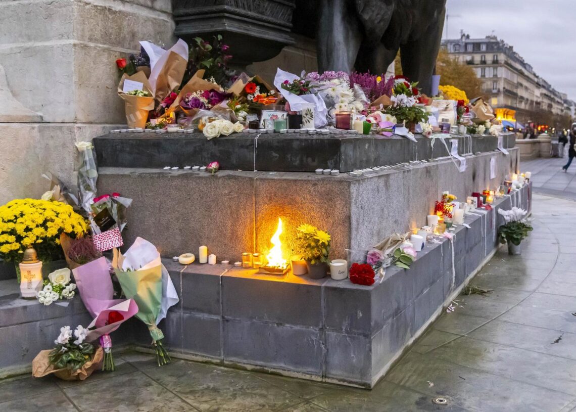 Flores y velas en la plaza de la República en recuerdo a las víctimas de los atentados de 2015 en la capital de Francia, París (archivo)Europa Press/Contacto/Vincent Isore