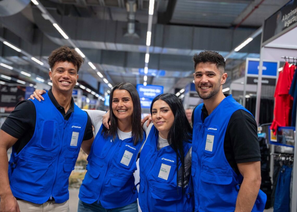 Trabajadores de DecathlonDECATHLON