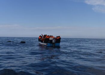 Archivo - Migrantes en un bote de madera, que salieron de las costas de Libia, esperan se rescatados por miembros de la ONG Open Arms, a 5 de marzo de 2022, frente a la costa de Libia, en el Mar Mediterráneo.Antonio Sempere - Europa Press - Archivo