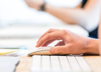 Archivo - Personas utilizando un ordenador.IREKIA - Archivo