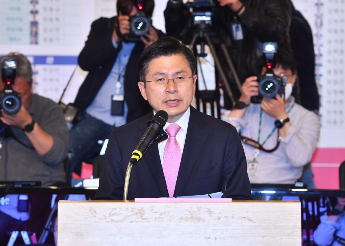 Archivo - El ex primer ministro de Corea del Sur Hwang Kyo Ahn en una intervención pública tras comicios electorales.-/YNA/dpa - Archivo