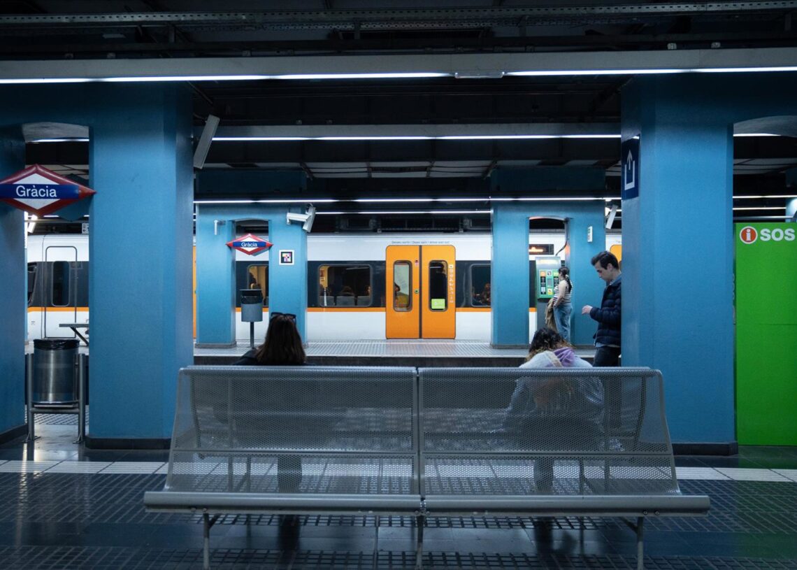 Archivo - Varias personas en un andén de la estación de Gràcia, a 24 de enero de 2025, en Barcelona, Catalunya (España).David Zorrakino - Europa Press - Archivo