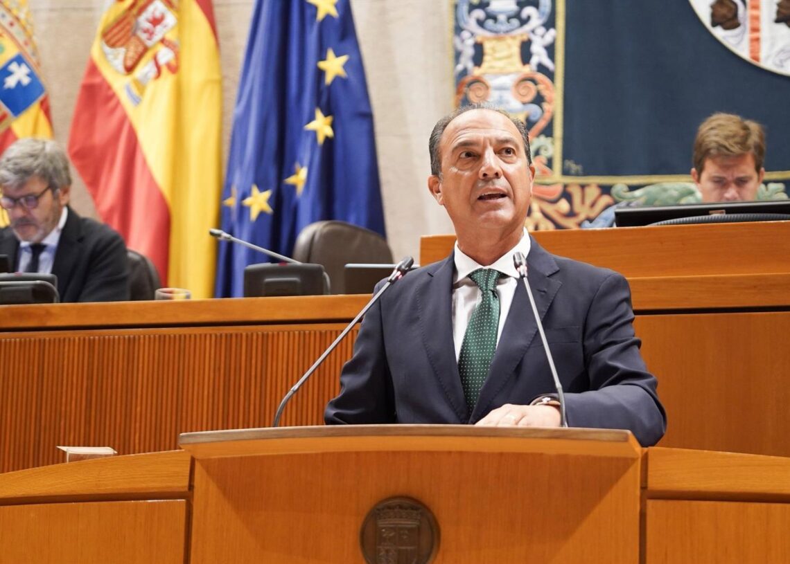Archivo - El consejero de Sanidad, José Luis Bancalero, este viernes en un momento de su intervención en el Pleno de las Cortes.CORTES DE ARAGÓN - Archivo