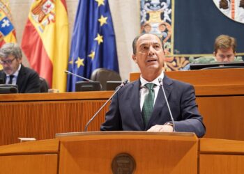 Archivo - El consejero de Sanidad, José Luis Bancalero, este viernes en un momento de su intervención en el Pleno de las Cortes.CORTES DE ARAGÓN - Archivo