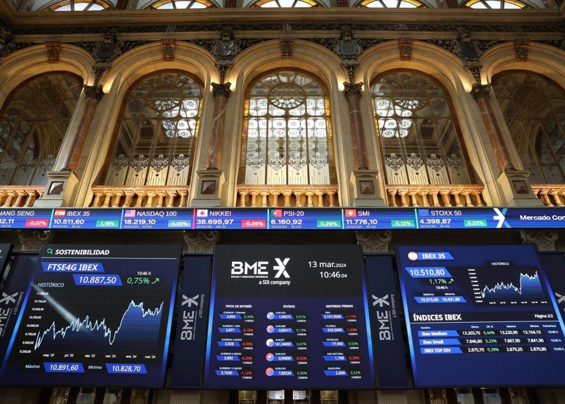 Archivo - Paneles del Ibex 35 en el Palacio de la Bolsa, a 13 de marzo de 2024, en Madrid (España). Marta Fernández Jara - Europa Press - Archivo