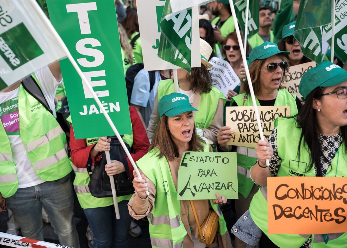 Archivo - Personal sanitario durante una concentración para exigir la aprobación de un nuevo Estatuto Marco, frente al Ministerio de Sanidad, a 1 de octubre de 2025, en Madrid (España). La protesta, convocada por Satse-FSES, CCOO, UGT, CSIF y CIG-Saúde, rDiego Radamés - Europa Press - Archivo