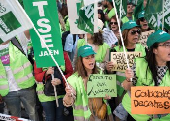 Archivo - Personal sanitario durante una concentración para exigir la aprobación de un nuevo Estatuto Marco, frente al Ministerio de Sanidad, a 1 de octubre de 2025, en Madrid (España). La protesta, convocada por Satse-FSES, CCOO, UGT, CSIF y CIG-Saúde, rDiego Radamés - Europa Press - Archivo