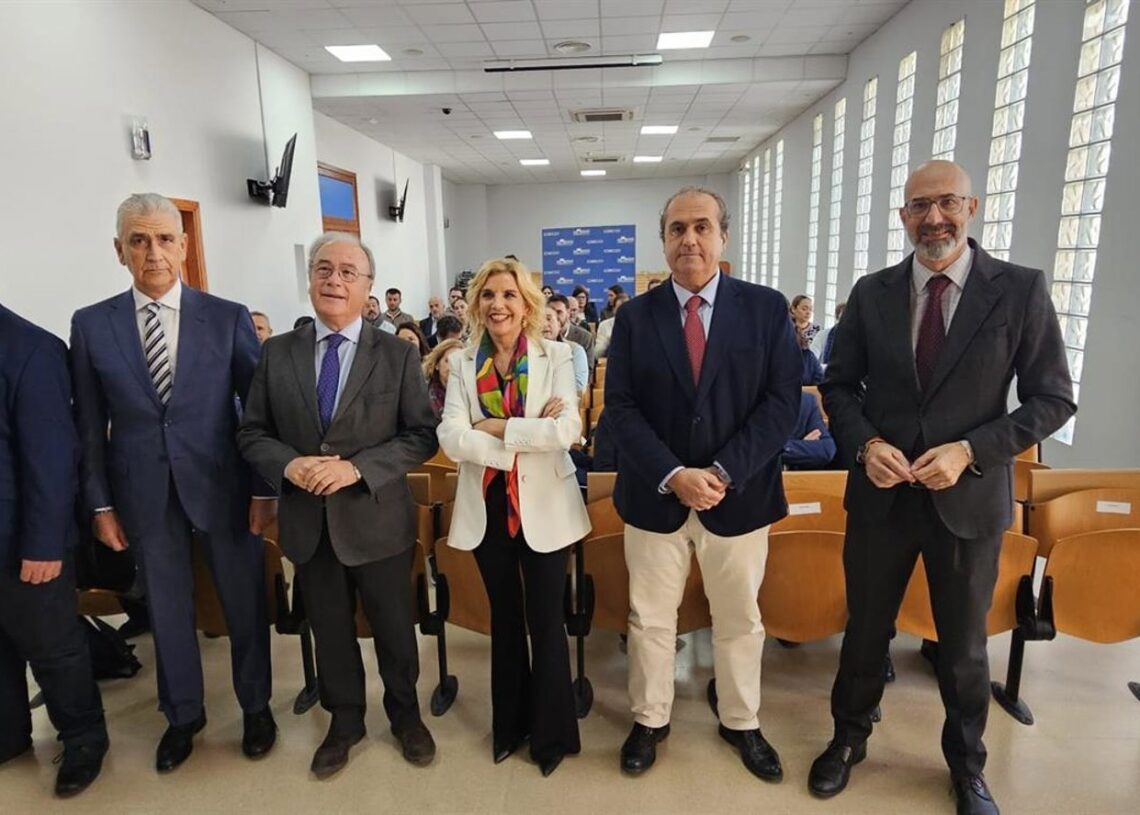 Antonio Díaz y Rosa Santos (centro), en la sede de CECO, al inicio del acto con empresarios.CECO