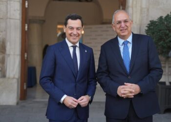 El presidente de la Junta de Andalucía, Juanma Moreno, junto al comisario de Pesca y Océanos de la Comisión Europea, Costas Kadis, antes de mantener una reunión en Cádiz.JUNTA DE ANDALUCÍA