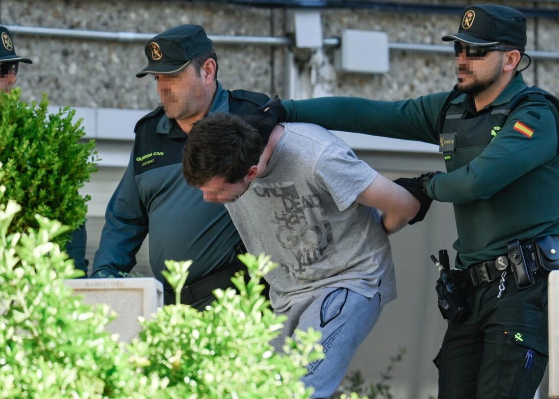 Archivo - Uno de los detenidos por el crimen de Chiloeches sale de la comandancia de la Guardia Civil de Guadalajara.Rafael Martín - Europa Press - Archivo