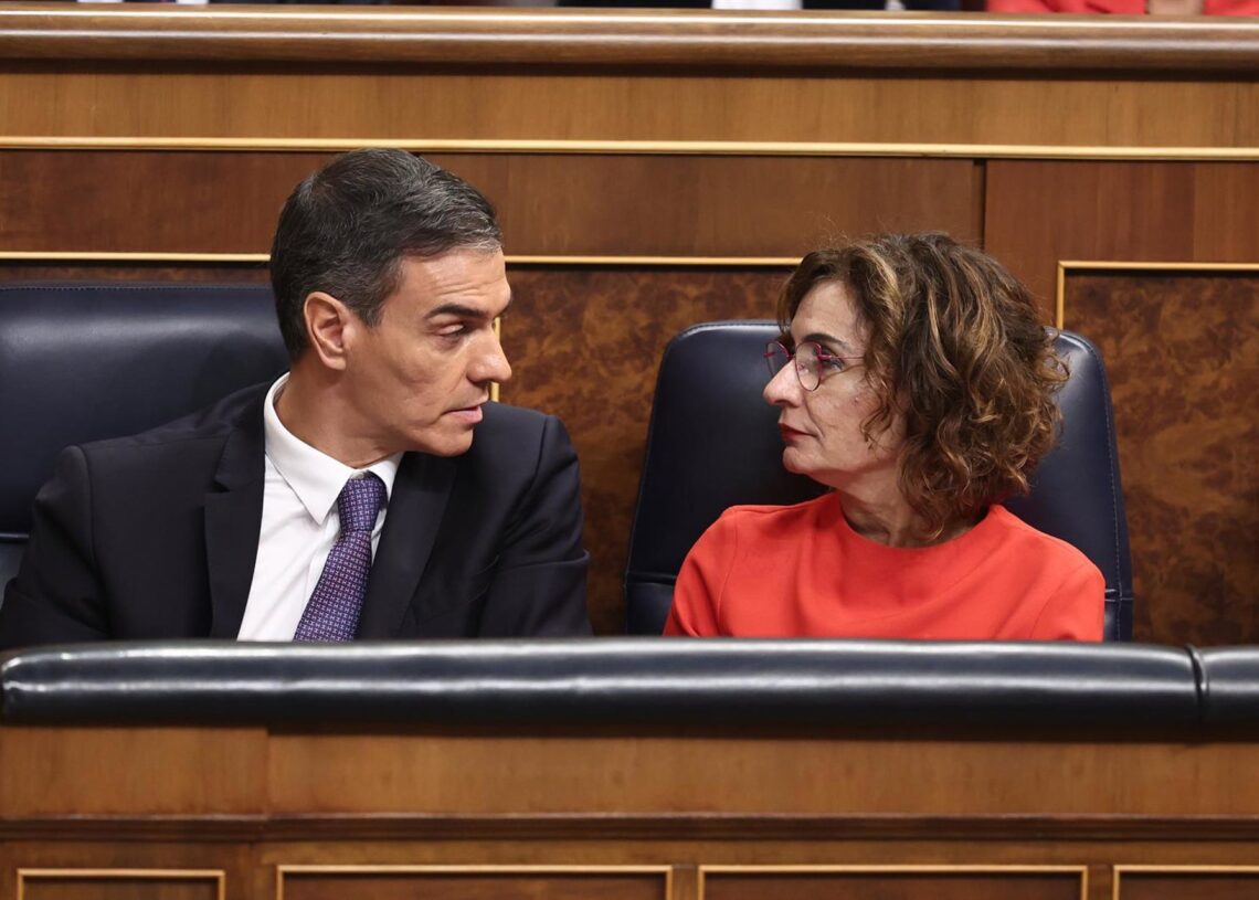 El presidente del Gobierno, Pedro Sánchez, y la vicepresidenta primera y ministra de Hacienda, María Jesús Montero, durante una sesión de control al Gobierno, en el Congreso de los Diputados, a 12 de noviembre de 2025, en Madrid (España). Sánchez ha acudiEduardo Parra - Europa Press