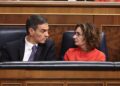 El presidente del Gobierno, Pedro Sánchez, y la vicepresidenta primera y ministra de Hacienda, María Jesús Montero, durante una sesión de control al Gobierno, en el Congreso de los Diputados, a 12 de noviembre de 2025, en Madrid (España). Sánchez ha acudiEduardo Parra - Europa Press