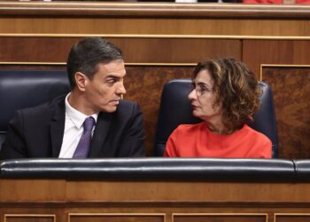 El presidente del Gobierno, Pedro Sánchez, y la vicepresidenta primera y ministra de Hacienda, María Jesús Montero, durante una sesión de control al Gobierno, en el Congreso de los Diputados, a 12 de noviembre de 2025, en Madrid (España). Sánchez ha acudiEduardo Parra - Europa Press
