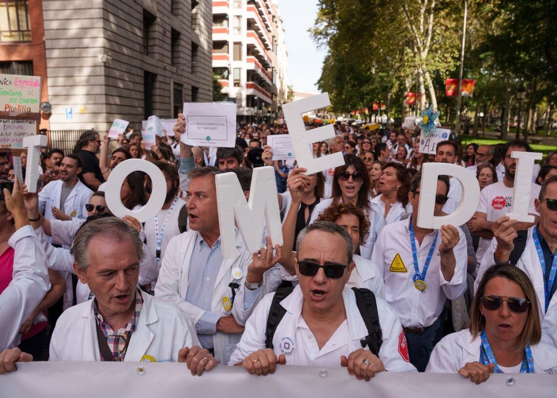 Archivo - Imagen de archivo de sanitarios durante la manifestación con motivo de la huelga de médicos contra el nuevo Estatuto Marco.Matias Chiofalo - Europa Press - Archivo