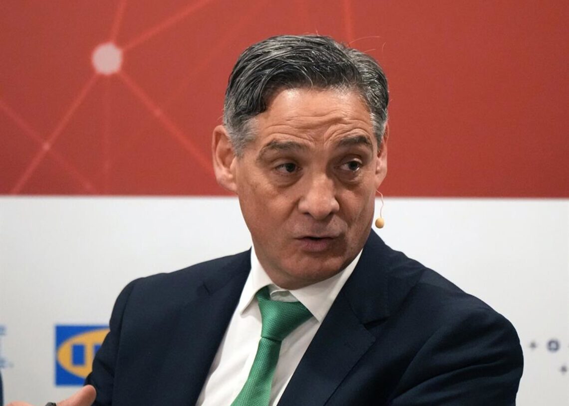 El responsable de negocio para sector público de AWS en España, Óscar Sanz, debate en el tercer panel de la jornada moderado por la directora de negocio de Europa Press, Candelas Martín de Cabiedes, durante la jornada ‘Euskadi hacia el futuro’.H.Bilbao - Europa Press