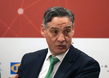 El responsable de negocio para sector público de AWS en España, Óscar Sanz, debate en el tercer panel de la jornada moderado por la directora de negocio de Europa Press, Candelas Martín de Cabiedes, durante la jornada ‘Euskadi hacia el futuro’.H.Bilbao - Europa Press