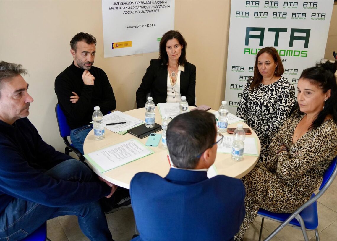 El candidato del PSOE a la Presidencia de la Junta, Miguel Ángel Gallardo, en su reunión con ATAPSOE DE EXTREMADURA