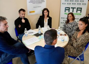 El candidato del PSOE a la Presidencia de la Junta, Miguel Ángel Gallardo, en su reunión con ATAPSOE DE EXTREMADURA