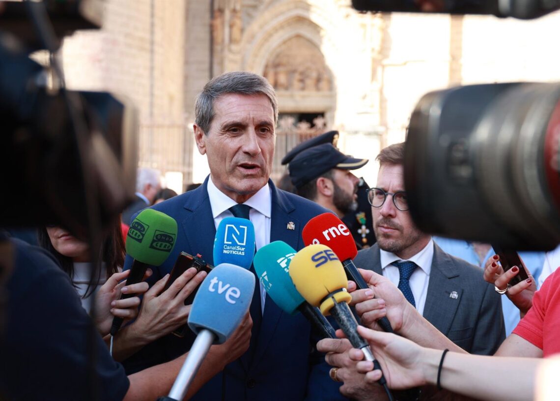 Archivo - El delegado de Gobierno en Andalucía, Pedro Fernández, atiende a los medios tras la celebración del Día de la policía Nacional en Sevilla. ARCHIVO.Rocío Ruz - Europa Press - Archivo