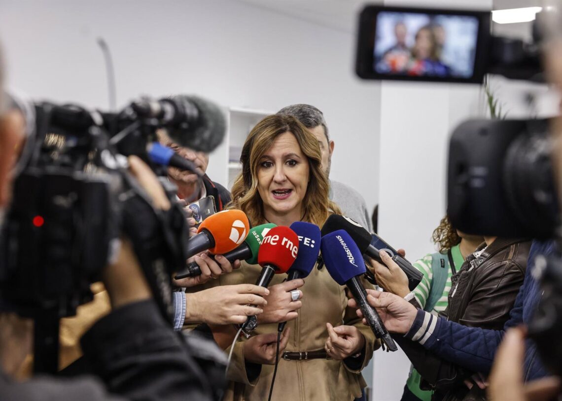 La alcaldesa de Valencia, María José Catalá, atiende a los medios. Imagen de archivo.Rober Solsona - Europa Press