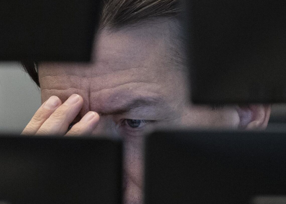 Archivo - dpatop - 28 February 2020, Hessen, Frankfurt_Main: An exchange trader looks at monitors at the Frankfurt Stock Exchange.Boris Roessler/dpa - Archivo