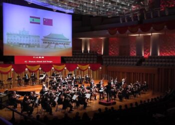 Los Reyes Felipe VI y Letizia, acompañados por el presidente chino, Xi Jinping, y la primera dama, Peng Liyuan, han sido testigos de excepción este miércoles del primer concierto que ha ofrecido en Pekín la Orquesta Titular del Teatro RealCASA SM EL REY