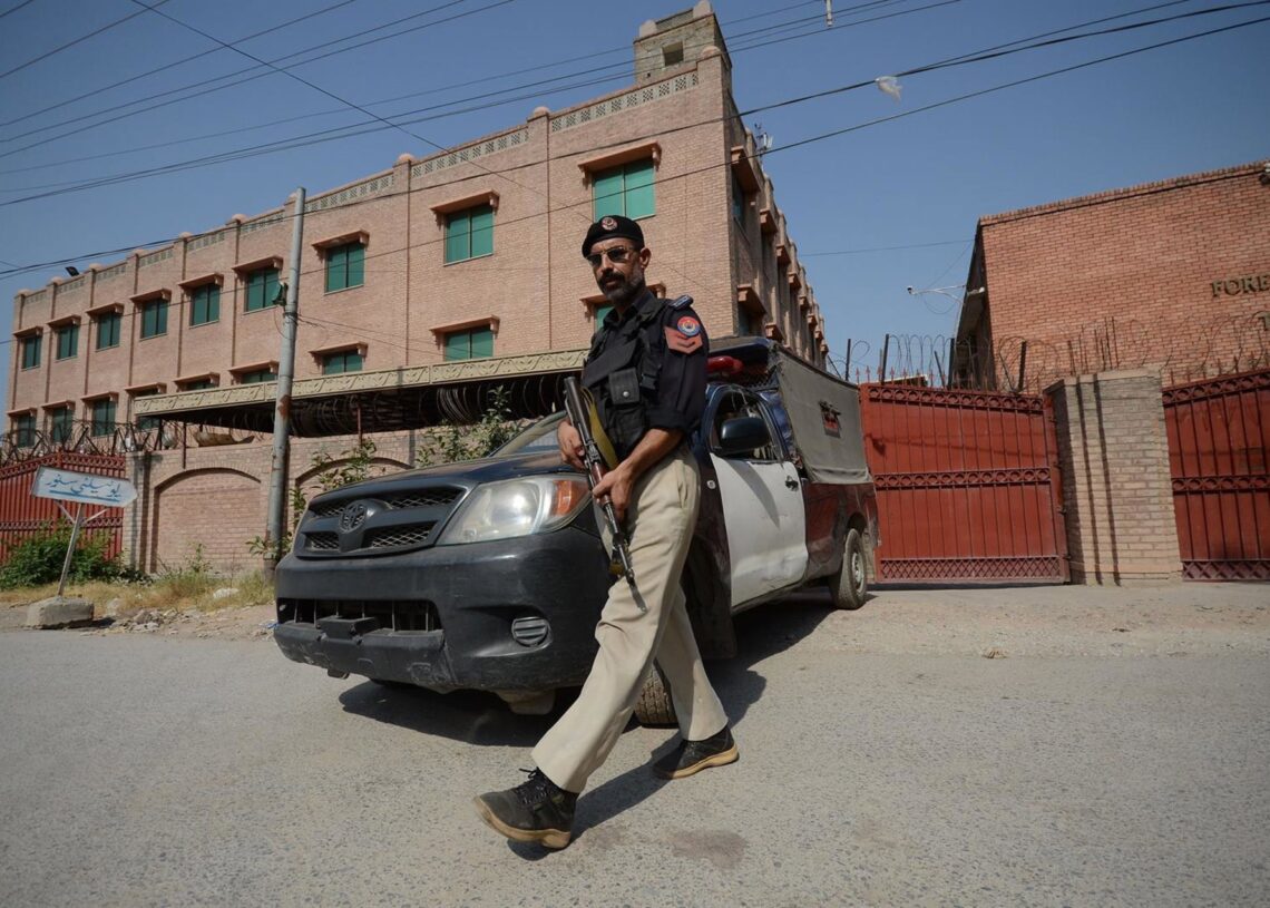 Archivo - Un agente de la Policía de Pakistán (archivo)HUSSAIN ALI / ZUMA PRESS / CONTACTOPHOTO - Archivo