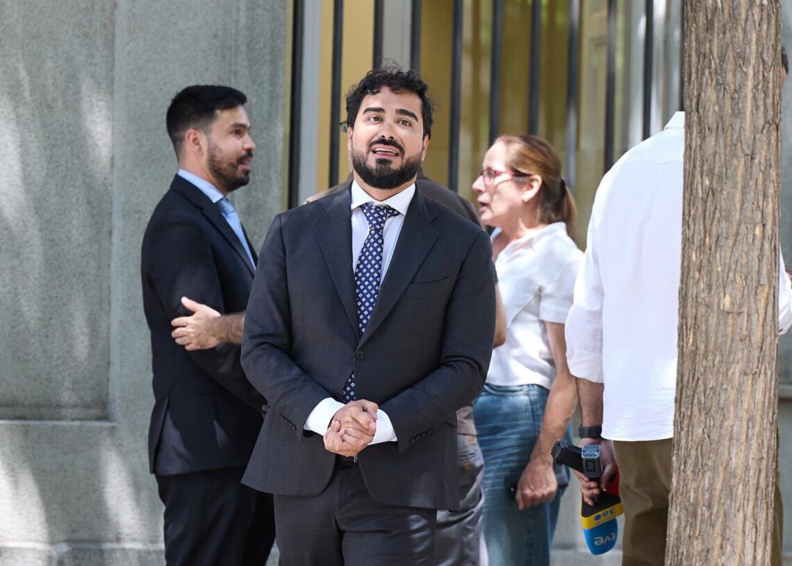 Archivo - El líder de Se Acabó La Fiesta (SALF) y eurodiputado, Luis 'Alvise' Pérez, al salir de declarar en el Tribunal Supremo, a 11 de julio de 2025, en Madrid (España).Jesús Hellín - Europa Press - Archivo