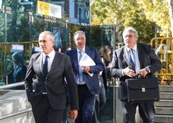 El presidente de Sidenor, José Antonio Jainaga (c), al salir de declarar junto a otros dos altos cargos de la compañía en la Audiencia Nacional, a 12 de noviembre de 2025, en Madrid (España).Gustavo Valiente - Europa Press