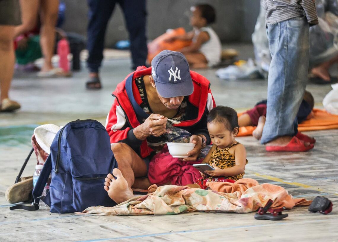 Filipinos en un centro para desplazados en Manila a causa del paso del supertifón 'Fung Wong' (archivo)Europa Press/Contacto/ROUELLE UMALI