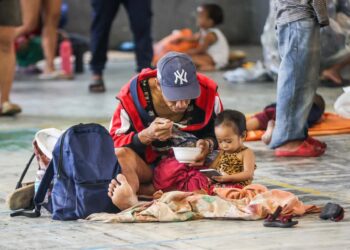 Filipinos en un centro para desplazados en Manila a causa del paso del supertifón 'Fung Wong' (archivo)Europa Press/Contacto/ROUELLE UMALI