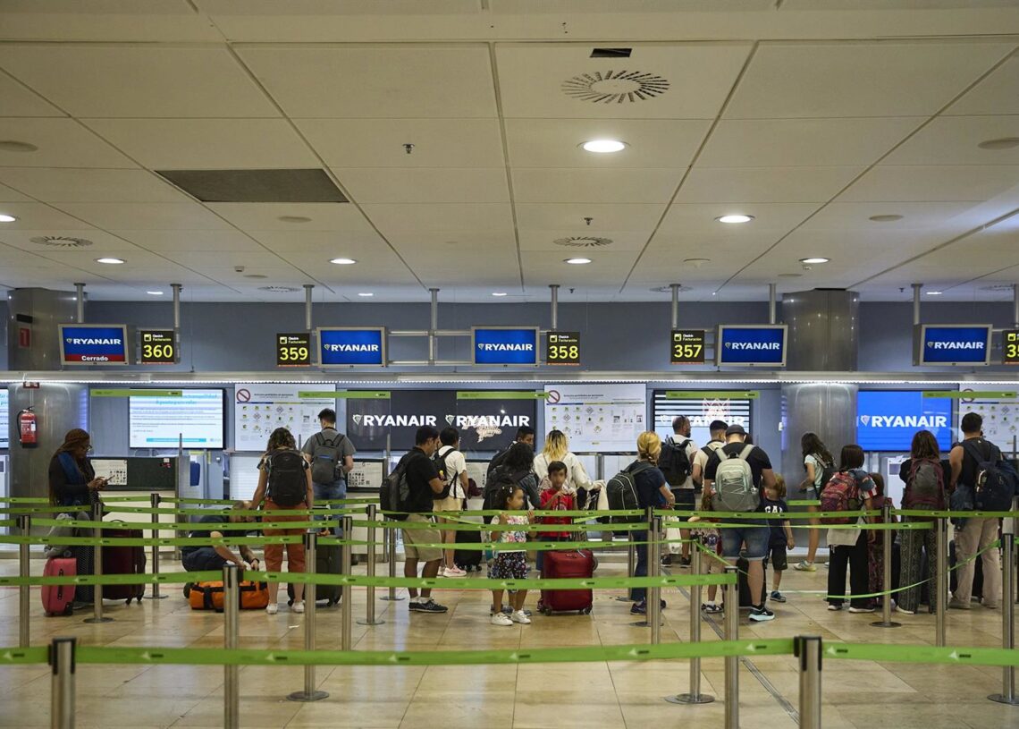 Archivo - Un grupo de personas en un puesto de facturación de Ryanair en el Aeropuerto Adolfo Suárez Madrid-Barajas, a 23 de agosto de 2025, Madrid (España). Jesús Hellín - Europa Press - Archivo