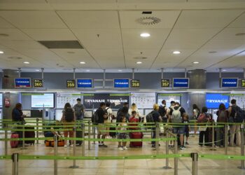 Archivo - Un grupo de personas en un puesto de facturación de Ryanair en el Aeropuerto Adolfo Suárez Madrid-Barajas, a 23 de agosto de 2025, Madrid (España). Jesús Hellín - Europa Press - Archivo