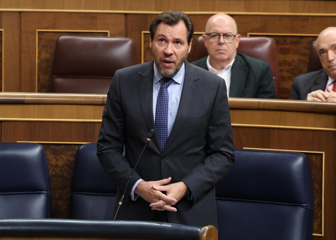 El ministro de Transportes, Óscar Puente, durante una sesión de control al Gobierno, en el Congreso, a 15 de octubre de 2025, en Madrid (España).Marta Fernández - Europa Press