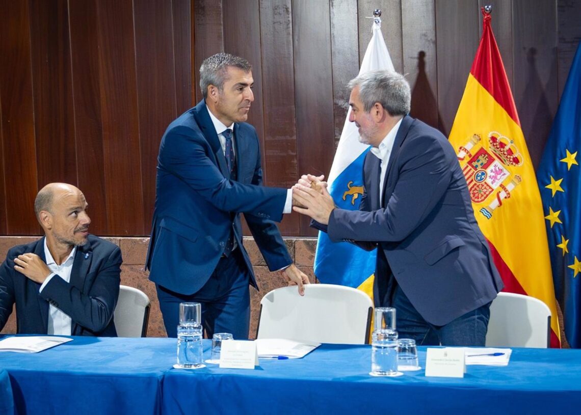 El vicepresidente de Canarias, Manuel Domínguez, y el presidente, Fernando Clavijo, se saludan en la reunión con los grupos parlamentarios para abordar el 'decreto canario'GOBIERNO DE CANARIAS