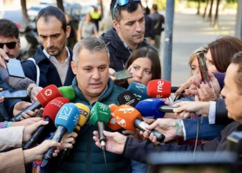 El tío de Sandra Peña y portavoz de la familia, Isaac Villar, atiende a los medios a las puertas de la Fiscalía de Menores.MARÍA JOSÉ LÓPEZ-EUROPA PRESS