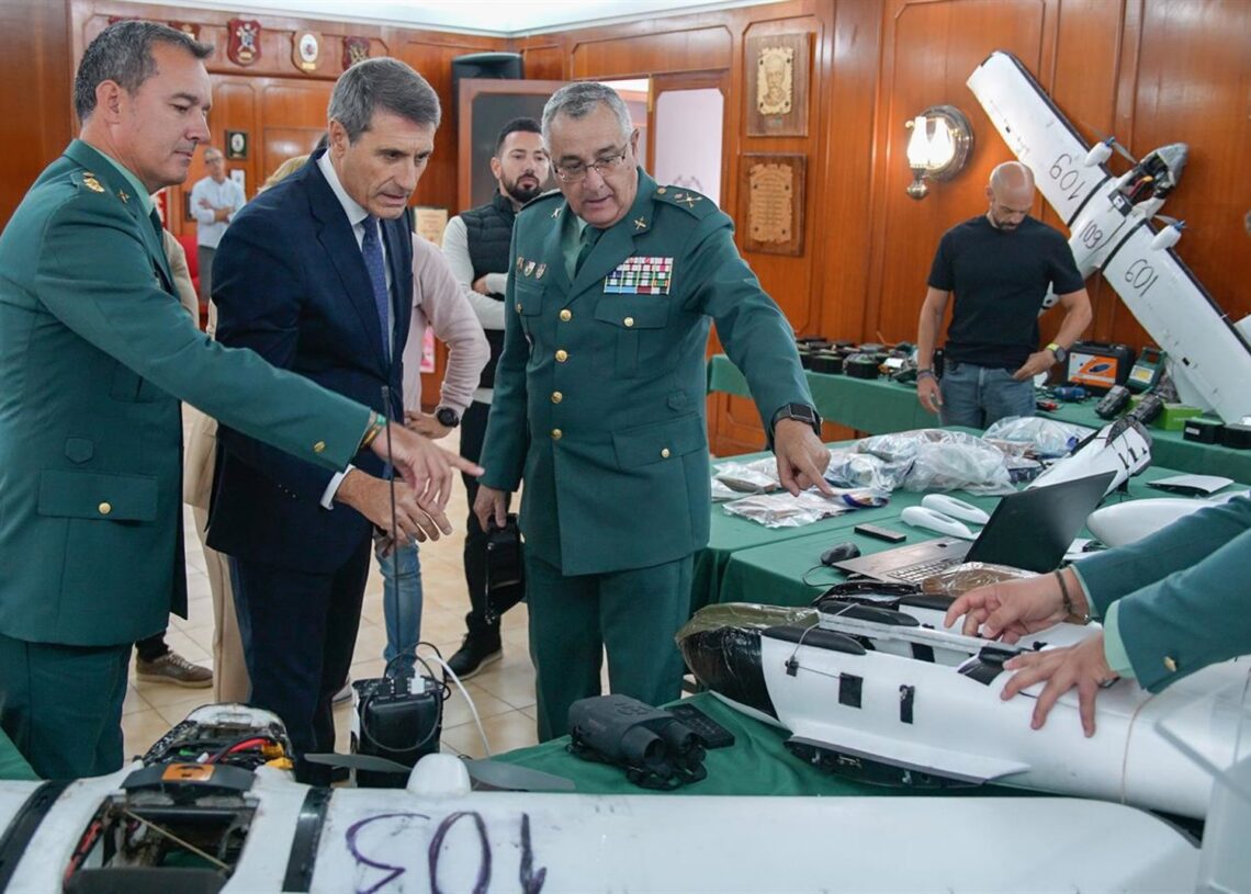 Pedro Fernández recibiendo explicaciones sobre los drones intervenidos dedicados a transportar droga por el Estrecho.DELEGACIÓN DEL GOBIERNO EN ANDALUCÍA
