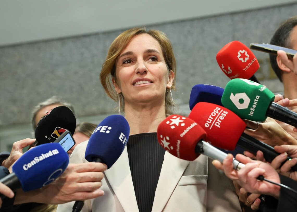 La ministra de Sanidad, Mónica García, ofrece declaraciones a la prensa antes del pleno extraordinario del Consejo Interterritorial del Sistema Nacional de Salud (CISNS), a 12 de noviembre de 2025, en Madrid (España). La reunión aborda la gestión y el intMarta Fernández - Europa Press