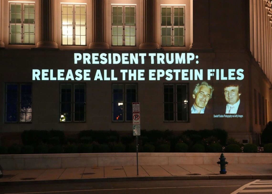 Archivo - Proyección en un edificio cerca de la Casa Blanca con una imagen del presidente de EEUU, Donald Trump, y el  delincuente sexual convicto Jeffrey Epstein: "Trump: publica todos los archivos Epstein"Andrew Leyden/ZUMA Press Wire/dp / DPA - Archivo