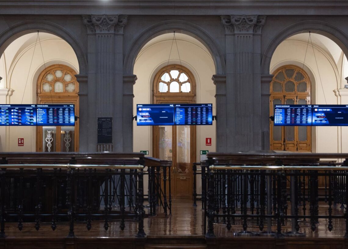 Archivo - Varios paneles del Ibex 35, en el Palacio de la Bolsa, en Madrid (España).Eduardo Parra - Europa Press - Archivo