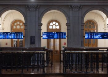 Archivo - Varios paneles del Ibex 35, en el Palacio de la Bolsa, en Madrid (España).Eduardo Parra - Europa Press - Archivo