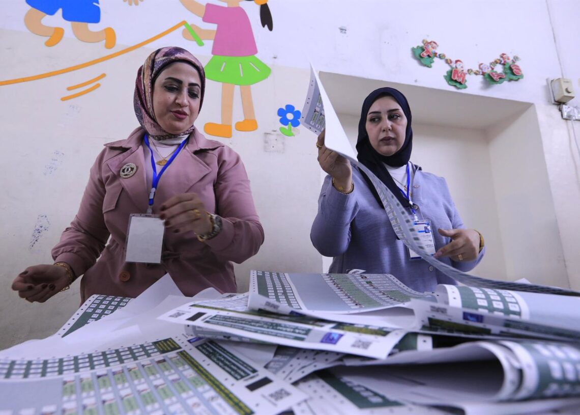 Autoridades iraquíes realizan el escrutinio de las elecciones legislativas celebradas este miércoles en Irak.Ameer Al-Mohammedawi/dpa