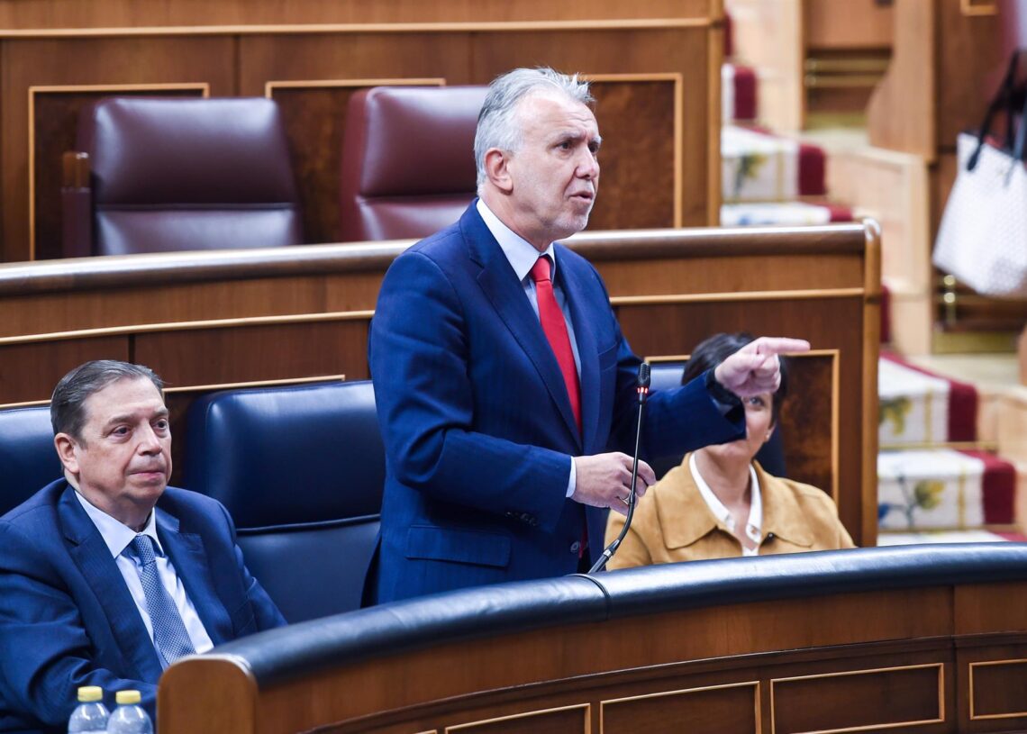 El ministro de Política Territorial y Memoria Democrática, Ángel Víctor Torres, durante una sesión de control al Gobierno, en el Congreso de los Diputados, a 12 de noviembre de 2025, en Madrid (España). Gustavo Valiente - Europa Press