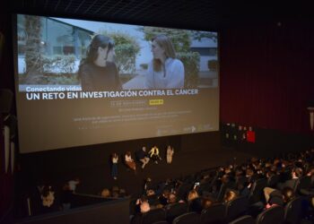 Estreno del documental 'Conectando vidas: un reto en investigación contra el cáncer'.AECC