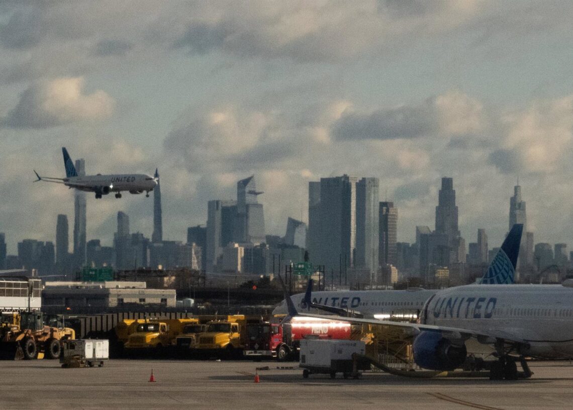 11 November 2025, US, Bonn: A United Airlines flight lands at Newark Liberty International Airport in Newark. The US House of Representatives is discussing an interim budget and thus a possible end to the partial government shutdown. Bryan Smith/ZUMA Press Wire/dpa