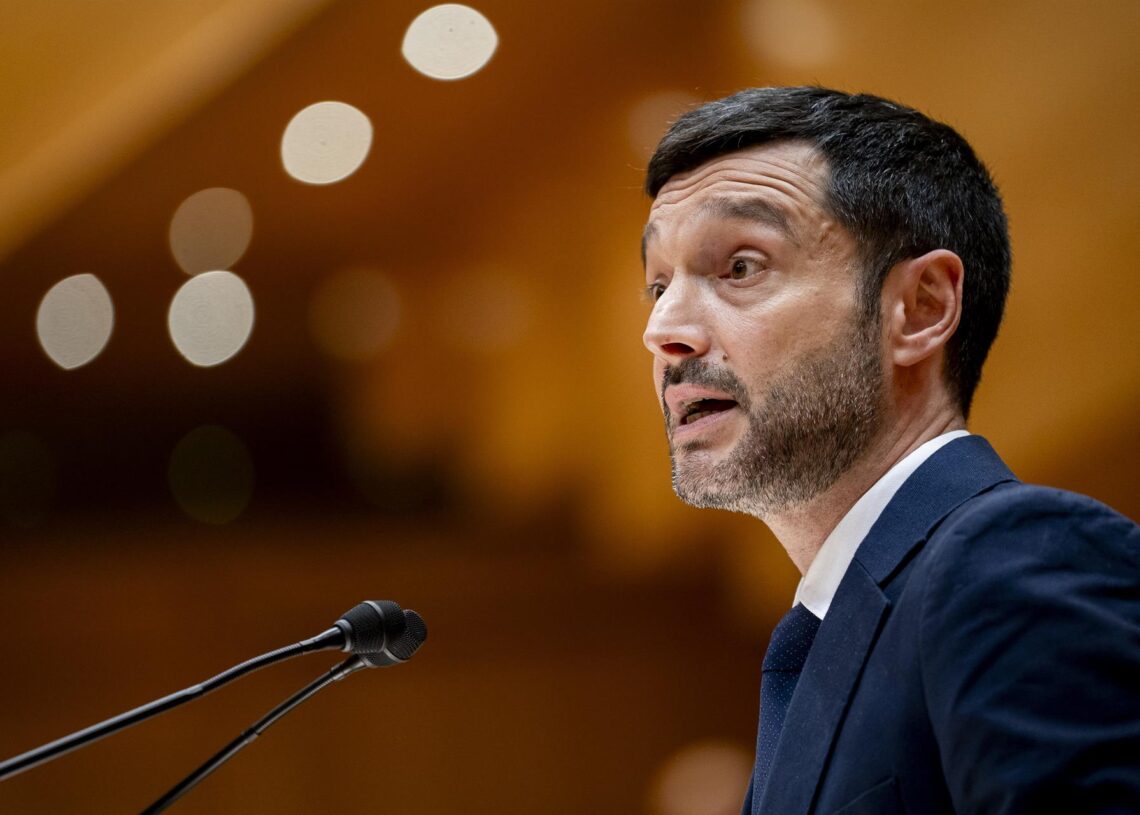 El ministro de Derechos Sociales, Consumo y Agenda 2030, Pablo Bustinduy, durante una sesión plenaria, a 4 de noviembre de 2025, en Madrid (España).A. Pérez Meca - Europa Press