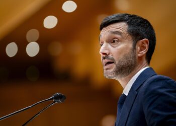 El ministro de Derechos Sociales, Consumo y Agenda 2030, Pablo Bustinduy, durante una sesión plenaria, a 4 de noviembre de 2025, en Madrid (España).A. Pérez Meca - Europa Press