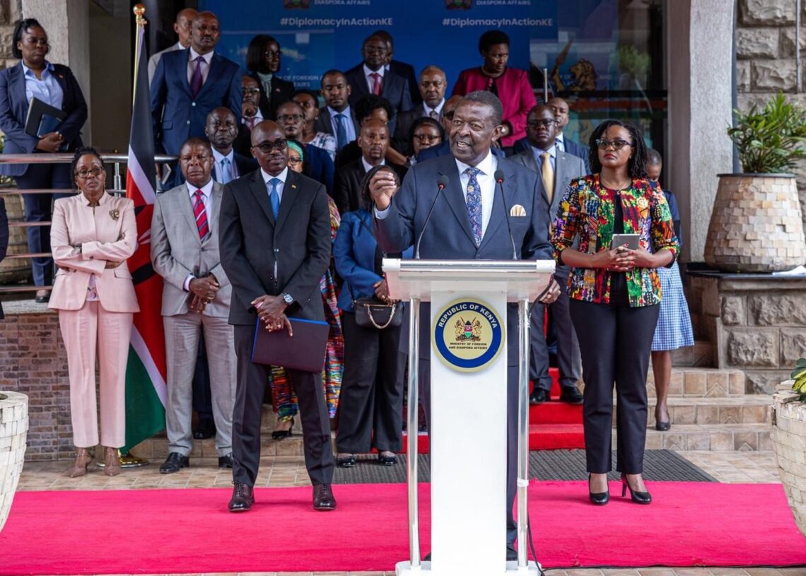 El jefe de gabinete y ministro de Exteriores de Kenia, Musalia Mudavadi, comparece durante la 3ª rueda de prensa trimestral del año sobre la política exterior del país, el miércoles 12 de noviembre de 2025.MINISTERIO DE EXTERIORES DE KENIA