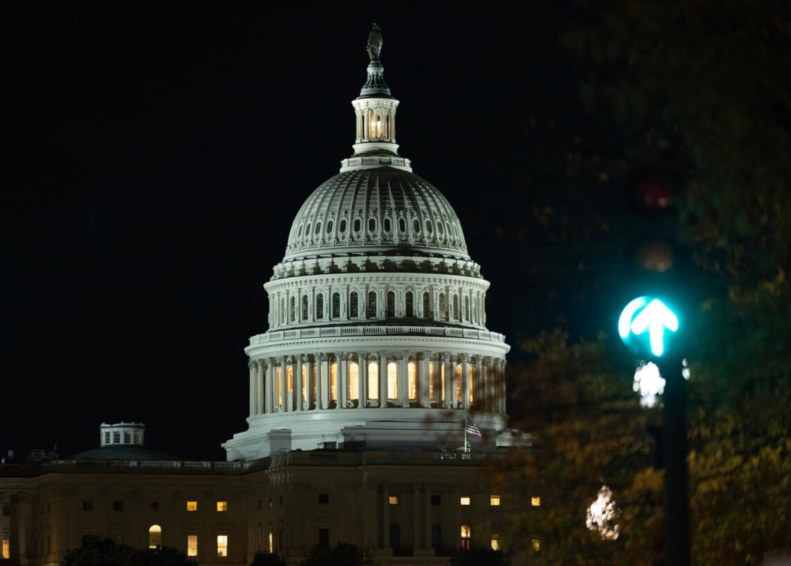 El Capitolio de Estados Unidos, sede del Congreso, en el momento en el que la Cámara de Representantes ha aprobado el paquete de medidas de financiación para poner fin al cierre del Gobierno federal más largo de la historia del país.Europa Press/Contacto/Hu Yousong