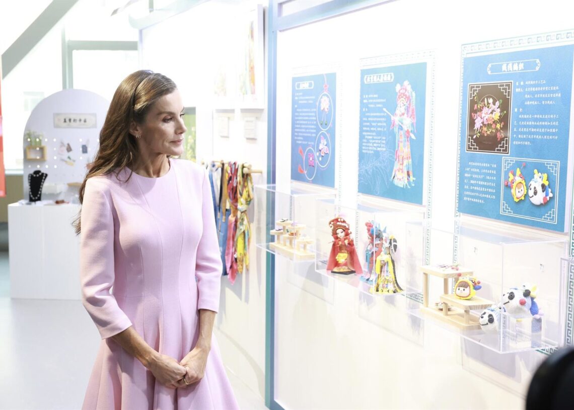 La Reina Letizia durante una visita a un centro para personas con discapacidad en PekínCasa S. M. Rey